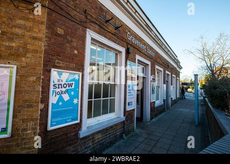 Gare de Gravesend, Kent, Royaume-Uni la gare de Gravesend dessert la ville de Gravesend dans le nord du Kent, en Angleterre. Il est à 23 miles (38,5 km) sur la ligne de Londres Charing Cross. Les trains sont exploités par Southeastern et Thameslink. Au cours de Noël 2013, une refonte majeure des lignes et des plates-formes a changé la disposition des quatre voies, deux plates-formes en deux lignes traversantes et une plate-forme de baie orientée vers l'ouest. Banque D'Images