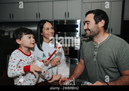 Cuisines familiales dans des pyjamas de noël Banque D'Images