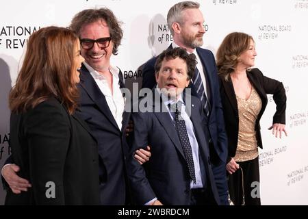 Nelle Fortenberry, Davis Guggenheim, Michael J. Fox, Mickey Harte und Annetta Marion BEI der National Board of Review Awards Gala 2024 im Cipriani 42nd Street. New York, 11.01.2024 *** Nelle Fortenberry, Davis Guggenheim, Michael J Fox, Mickey Harte et Annetta Marion lors du gala de remise des prix du National Board of Review 2024 au Cipriani 42nd Street New York, 11 01 2024 Foto:XB.xHinex/xFuturexImagex board 4184 Banque D'Images
