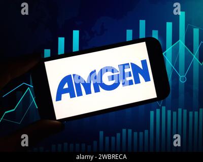 KONSKIE, Pologne - 04 janvier 2024 : logo de la société Amgen affiché sur l'écran du téléphone portable Banque D'Images