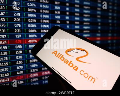 KONSKIE, Pologne - janvier 03, 2024 : logo de la société Alibaba affiché sur l'écran du téléphone mobile Banque D'Images