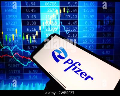 KONSKIE, Pologne - 03 janvier 2024 : logo de la société pharmaceutique Pfizer affiché sur l'écran du téléphone portable Banque D'Images