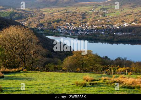 Vue sur Llanberis et Llyn Padarn depuis la colline près de Dinorwic dans le parc national de Snowdonia, au nord du pays de Galles. Banque D'Images