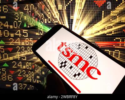 KONSKIE, Pologne - 03 janvier 2024 : logo TSMC Taiwan Semiconductor Manufacturing Company affiché sur l'écran du téléphone portable Banque D'Images