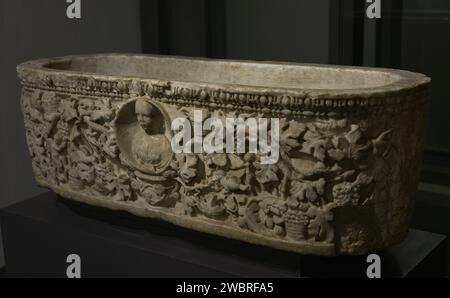 Sarcophage de la vendange. En forme de baignoire ou de presse-raisin, sa décoration représente un vignoble. Le médaillon central montre un buste de la défunte, apparemment une jeune fille. Marbre blanc. 3e siècle AD. Dimensions : 1,18 M. (longueur), 0,45 M. (largeur) et 0,35 M. (hauteur). De l'ancienne paroisse de Castanheira do Ribatejo. Trouvé à Vila Franca de Xira (district de Lisbonne, Portugal) en 1944. Musée national d'archéologie. Lisbonne, Portugal. Banque D'Images