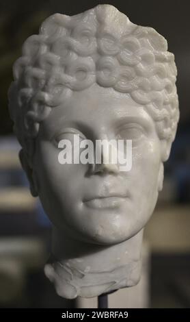 Portrait d'une femme. 1e-2e siècles après J.-C. Trouvé dans la Villa Romaine de Milreu. Faro, Portugal. Musée national d'archéologie. Lisbonne, Portugal. Banque D'Images