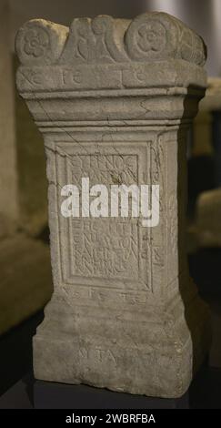 Monument funéraire, en forme d'autel de pierre, de Tatianós, fils de Eúenos et Antiocheís. 2e-3e siècles après J.-C. Inscription : 'Salve! Euénos et Antiocheís, à leur fils Tatianós, si doux, qui vécut un an et 23 jours ; en mémoire. Salve ! Il en est ainsi!...'. De Fazenda da Trindade. Tavira, district de Faro, Portugal. Musée national d'archéologie. Lisbonne, Portugal. Banque D'Images