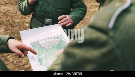Seconde Guerre mondiale German wehrmacht Soldat Officier Commander Soldiers of World War II Briefs, montrant la direction d'Une attaque sur la carte Banque D'Images