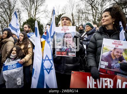 LA HAYE - des sympathisants pro-israéliens prennent des mesures lors de l'audience devant la Cour internationale de Justice (CIJ) sur une plainte pour génocide déposée par l'Afrique du Sud contre Israël. Au coin du Palais de la paix, ils ont placé une soi-disant table de Shabbat en solidarité avec les otages israéliens. ANP KOEN VAN WEEL netherlands Out - belgique Out Banque D'Images