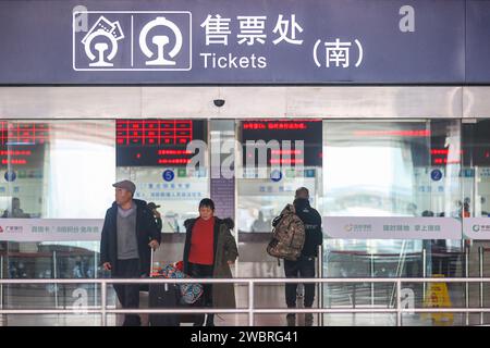 Pékin, province chinoise du Jiangsu. 12 janvier 2024. Les passagers achètent des billets à la billetterie de la gare de Nanjing à Nanjing, dans la province de Jiangsu, dans l'est de la Chine, le 12 janvier 2024. POUR ALLER AVEC LES GROS TITRES XINHUA DE JAN. 12, 2024 crédit : Shi Jun/Xinhua/Alamy Live News Banque D'Images
