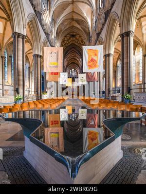 Cathédrale de Salisbury, Wiltshire, Royaume-Uni, 10 janvier 2024 : la cathédrale se reflète dans les fonts Banque D'Images