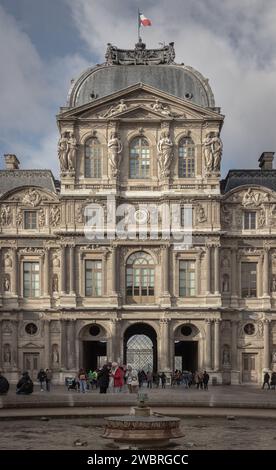 France, Paris - 03 janvier 2024 - extérieur du Palais du Louvre (Pavillon de l'horloge) ou du Palais du Louvre. Façade ouest de l'aile sully, est un magnifique Banque D'Images