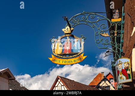 Schild des Restaurant aux trois Rois à Ribeauville, Elsass, Frankreich | Restaurant Sign aux trois Rois à Ribeauville, Alsace, France Banque D'Images