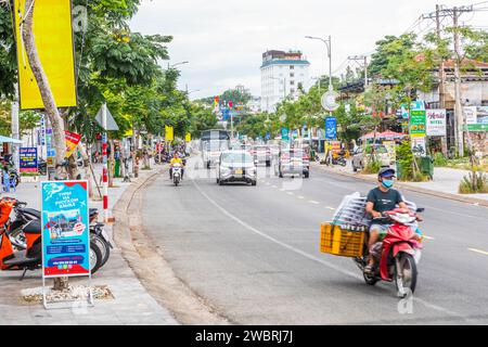 Trafic sur les routes de l'île de Phu Quoc, Vietnam. Banque D'Images