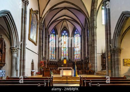 Innenraum der Römisch-katholischen Kirche St-Grégoire oder St. Gregor in Ribeauville, Elsass, Frankreich | Église catholique romaine St Gregory interi Banque D'Images