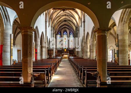 Innenraum der Römisch-katholischen Kirche St-Grégoire oder St. Gregor in Ribeauville, Elsass, Frankreich | Église catholique romaine St Gregory interi Banque D'Images