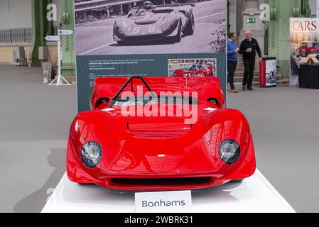 Paris, France - Bonhams 2020 vente au Grand Palais à Paris. Focus sur une Rosso Corsa Ferrari Dino 206S-SP Racing Sports prototype. N° de châssis 022. Banque D'Images