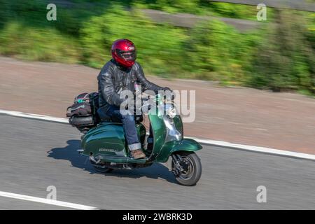 Green Lambretta scooter Innocenti série 1, pilote de moto ; transport à deux roues, motos italiennes, véhicule sur les routes britanniques, motos, motocyclistes moto scooters motards à Manchester, Royaume-Uni Banque D'Images