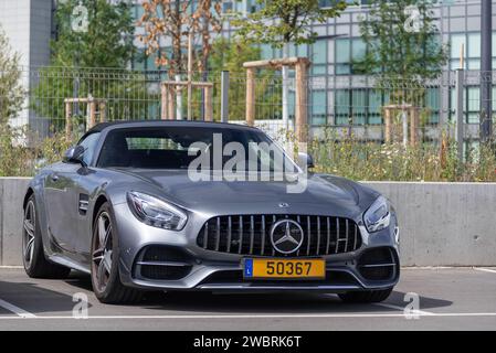 Luxembourg ville, Luxembourg - gris Mercedes-AMG GT C Roadster garé dans la rue. Banque D'Images