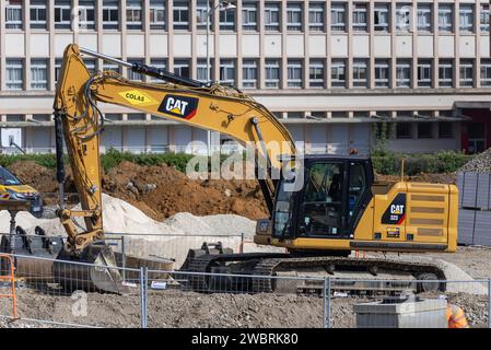 Nancy, France - pelle sur chenilles jaune CAT 323 sur chantier. Banque D'Images