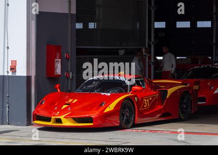 Nürburg, Allemagne - Nürburgring - FRD round of 2019 Ferrari Challenge Europe. Rouge Ferrari FXX #31 pilotée par Eberhard Jung dans un pit. Banque D'Images