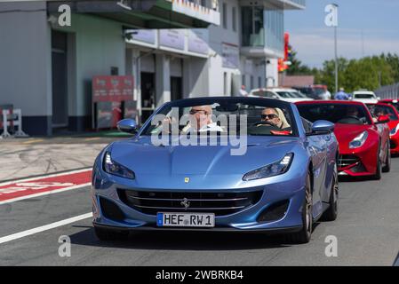 Nürburg, Allemagne - Nürburgring - FRD round of 2019 Ferrari Challenge Europe. Bleu Ferrari Portofino conduisant sur la voie des stands pour la parade. Banque D'Images