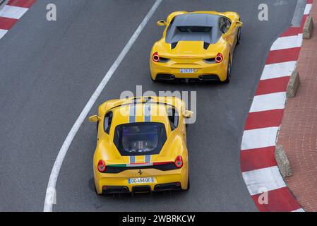 Monaco, Monaco - jaune Ferrari 488 Spider et jaune Ferrari 458 Speciale conduisant sur la route dans l'épingle à cheveux Fairmont. Banque D'Images