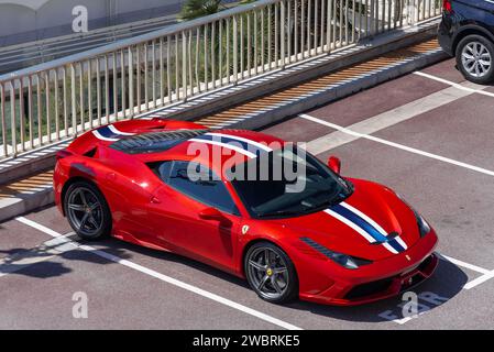 Monaco, Monaco - Rouge Ferrari 458 Speciale garée dans une rue. Banque D'Images