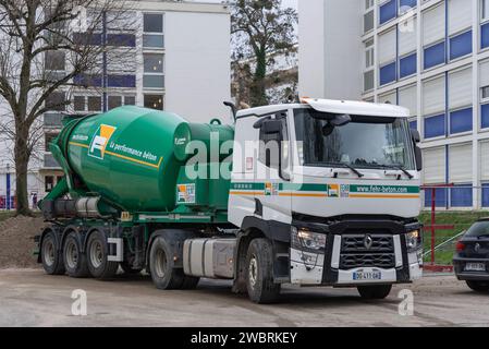 Nancy, France - mélangeur camion blanc et vert Renault Trucks C 480 sur chantier. Banque D'Images