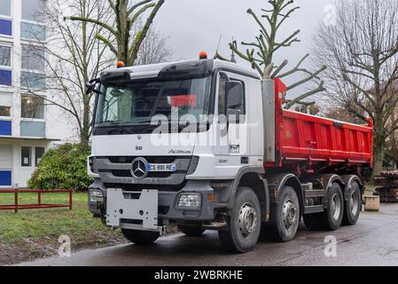 Nancy, France - camion à benne blanche et rouge Mercedes-Benz Actros 3241 sur chantier. Banque D'Images