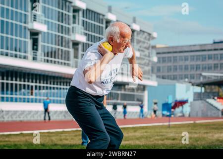 Chelyabinsk, Russie - 28 août 2015 : athlète senior homme poids mis dans la compétition d'été d'athlétisme des maîtres Banque D'Images