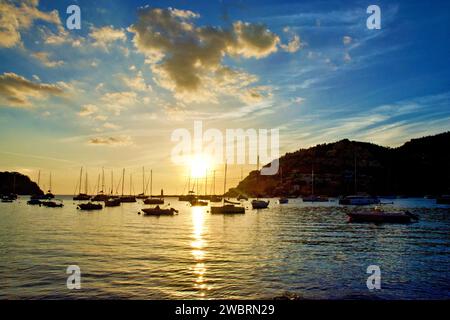 Vue panoramique de Port Andratx pendant l'heure bleue Banque D'Images