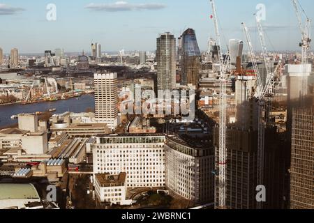 Vue de Londres depuis le London Eye, paysage urbain avec la Tamise, bâtiments, tours et grues. Banque D'Images