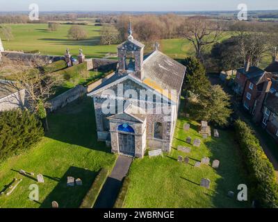 Vue aérienne de St marys l'église vierge à Glynde sur le sud de Downs East Sussex Banque D'Images