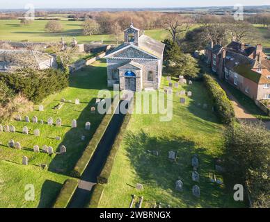 Vue aérienne de St marys l'église vierge à Glynde sur le sud de Downs East Sussex Banque D'Images