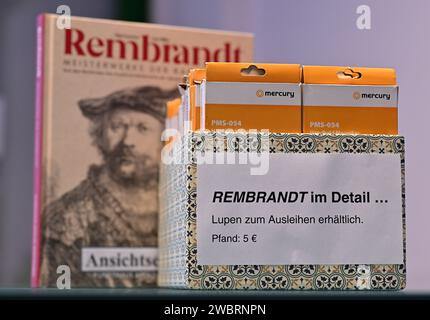 12 janvier 2024, Thuringe, Apolda : des loupes pour voir les détails des eaux-fortes de l'artiste baroque néerlandais Rembrandt van Rijn (1606-1669) sont disponibles à emprunter à l'exposition 'Rembrandt - chefs-d'œuvre de gravure' au Kunsthaus Apolda Avantgarde. Y seront exposées 77 œuvres, dont principalement des gravures de Rembrandt. L'exposition est rendue possible grâce à des prêts du Kupferstichkabinett à l'Académie des Beaux-Arts de Vienne et est prévue du 14 janvier au 28 avril 2024. Photo : Martin Schutt/dpa - ATTENTION : à usage éditorial uniquement dans le cadre d'un reportage actuel sur le site Banque D'Images