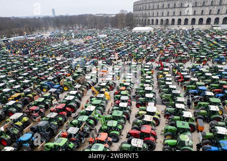 Nuremberg, Allemagne. 12 janvier 2024. De nombreux tracteurs sont garés lors d'un rassemblement d'associations d'agriculteurs contre les plans d'austérité du gouvernement fédéral à la Volksfestplatz (vue aérienne avec un drone). Le rassemblement fait partie d'actions de protestation nationales et est dirigé contre les coupes du gouvernement fédéral dans le diesel agricole et les véhicules agricoles. Crédit : Daniel Karmann/dpa/Alamy Live News Banque D'Images