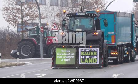 Tag 5 der Bauernproteste in Deutschland. Auch in Sachsen wurde am Freitag noch einmal kräftig protestiert. An vielen Kreuzungen wurde der Verkehr blockiert. VOR allem im morgendlichen Berufsverkehr GAB es lange Staus. Selbst am Mittag entspannte sich die Lage mancherorts nur wenig. Betroffen waren vor allem die Autobahnauffahrten der A 72. U.a. BEI Stollberg-West GAB es längere Staus. An Feuertonnen wärmten sich die Bauern BEI eisigen Temperaturen auf. Die Polizei sicherte die Proteste ab. Insgesamt blieb es aber überall friedlich. Stollberg/Erzg. Sachsen Deutschland *** jour 5 des agriculteurs p Banque D'Images