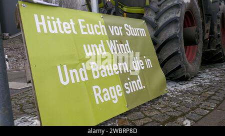 Tag 5 der Bauernproteste in Deutschland. Auch in Sachsen wurde am Freitag noch einmal kräftig protestiert. An vielen Kreuzungen wurde der Verkehr blockiert. VOR allem im morgendlichen Berufsverkehr GAB es lange Staus. Selbst am Mittag entspannte sich die Lage mancherorts nur wenig. Betroffen waren vor allem die Autobahnauffahrten der A 72. U.a. BEI Stollberg-West GAB es längere Staus. An Feuertonnen wärmten sich die Bauern BEI eisigen Temperaturen auf. Die Polizei sicherte die Proteste ab. Insgesamt blieb es aber überall friedlich. Stollberg/Erzg. Sachsen Deutschland *** jour 5 des agriculteurs p Banque D'Images