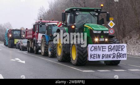 Tag 5 der Bauernproteste in Deutschland. Auch in Sachsen wurde am Freitag noch einmal kräftig protestiert. An vielen Kreuzungen wurde der Verkehr blockiert. VOR allem im morgendlichen Berufsverkehr GAB es lange Staus. Selbst am Mittag entspannte sich die Lage mancherorts nur wenig. Betroffen waren vor allem die Autobahnauffahrten der A 72. U.a. BEI Stollberg-West GAB es längere Staus. An Feuertonnen wärmten sich die Bauern BEI eisigen Temperaturen auf. Die Polizei sicherte die Proteste ab. Insgesamt blieb es aber überall friedlich. Stollberg/Erzg. Sachsen Deutschland *** jour 5 des agriculteurs p Banque D'Images