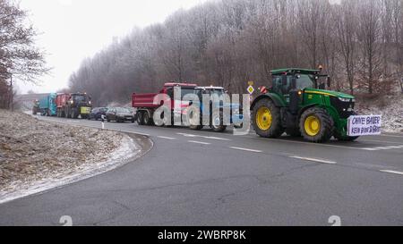 Tag 5 der Bauernproteste in Deutschland. Auch in Sachsen wurde am Freitag noch einmal kräftig protestiert. An vielen Kreuzungen wurde der Verkehr blockiert. VOR allem im morgendlichen Berufsverkehr GAB es lange Staus. Selbst am Mittag entspannte sich die Lage mancherorts nur wenig. Betroffen waren vor allem die Autobahnauffahrten der A 72. U.a. BEI Stollberg-West GAB es längere Staus. An Feuertonnen wärmten sich die Bauern BEI eisigen Temperaturen auf. Die Polizei sicherte die Proteste ab. Insgesamt blieb es aber überall friedlich. Stollberg/Erzg. Sachsen Deutschland *** jour 5 des agriculteurs p Banque D'Images