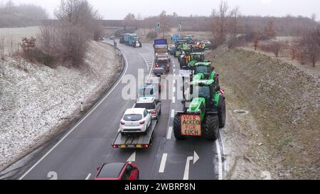 Tag 5 der Bauernproteste in Deutschland. Auch in Sachsen wurde am Freitag noch einmal kräftig protestiert. An vielen Kreuzungen wurde der Verkehr blockiert. VOR allem im morgendlichen Berufsverkehr GAB es lange Staus. Selbst am Mittag entspannte sich die Lage mancherorts nur wenig. Betroffen waren vor allem die Autobahnauffahrten der A 72. U.a. BEI Stollberg-West GAB es längere Staus. An Feuertonnen wärmten sich die Bauern BEI eisigen Temperaturen auf. Die Polizei sicherte die Proteste ab. Insgesamt blieb es aber überall friedlich. Stollberg/Erzg. Sachsen Deutschland *** jour 5 des agriculteurs p Banque D'Images