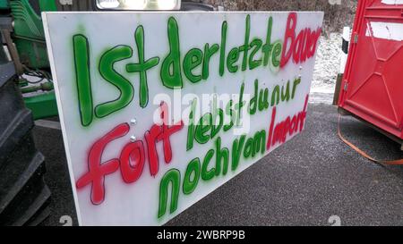 Tag 5 der Bauernproteste in Deutschland. Auch in Sachsen wurde am Freitag noch einmal kräftig protestiert. An vielen Kreuzungen wurde der Verkehr blockiert. VOR allem im morgendlichen Berufsverkehr GAB es lange Staus. Selbst am Mittag entspannte sich die Lage mancherorts nur wenig. Betroffen waren vor allem die Autobahnauffahrten der A 72. U.a. BEI Stollberg-West GAB es längere Staus. An Feuertonnen wärmten sich die Bauern BEI eisigen Temperaturen auf. Die Polizei sicherte die Proteste ab. Insgesamt blieb es aber überall friedlich. Stollberg/Erzg. Sachsen Deutschland *** jour 5 des agriculteurs p Banque D'Images