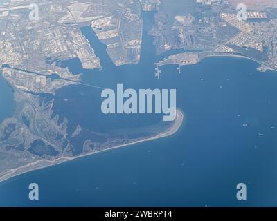 Vue aérienne du port cargo de Port-Saint-Louis-du-Rhône en France, près de Marseille, vu depuis un avion de passagers, docks, marine maritime Banque D'Images
