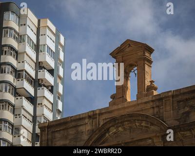 Vue sur un hôtel moderne et une ancienne chapelle historique la capilla del puerto de Malaga, contraste historique, Málaga, Andalousie, Espagne Banque D'Images