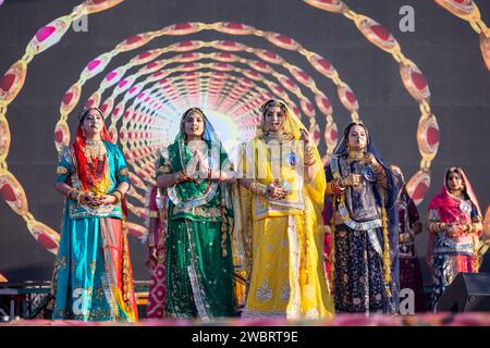 Portrait de jeune belle femme indienne en robe ethnique rajasthani participant au défilé de mode Miss marwar pendant le festival de chameau bikaner. Banque D'Images