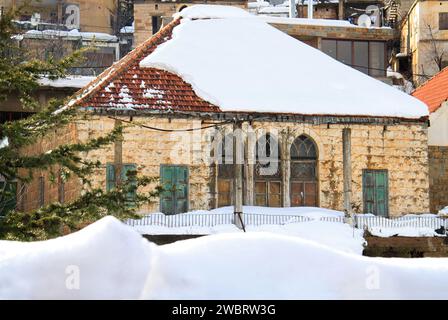 Une maison libanaise traditionnelle couverte de neige dans un village de montagne. Banque D'Images