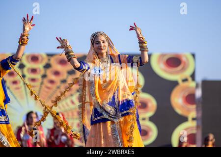 Portrait de jeune belle femme indienne en robe ethnique rajasthani participant au défilé de mode Miss marwar pendant le festival de chameau bikaner. Banque D'Images