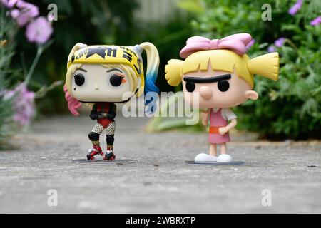 Funko Pop figurines d'action de DC comics super-héros Harley Quinn et Helga Pataki de la série télévisée d'animation Nickelodeon Hey Arnold. Route asphaltée, jardin. Banque D'Images