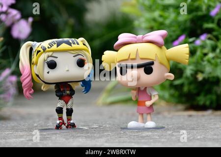 Funko Pop figurines d'action de DC comics super-héros Harley Quinn et Helga Pataki de la série télévisée d'animation Nickelodeon Hey Arnold. Route asphaltée, jardin. Banque D'Images